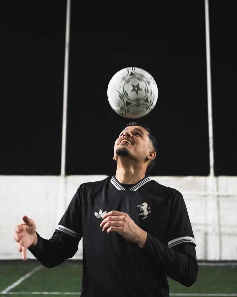 Ayuubfooty juggling a football over his head
