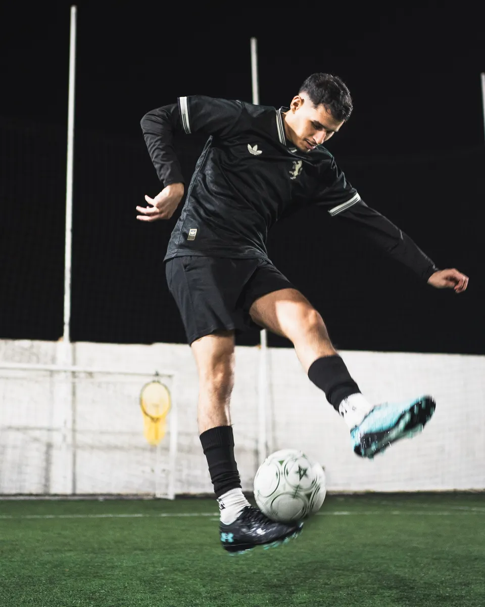 Ayuubfooty photoshoot Juggling football